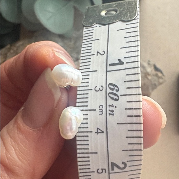 🎉FREE GIFT 🎉 Vintage 1995 Avon Freshwater Pearl Stud Earrings 256 - Picture 8 of 11